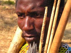 Ein Hadza Mann mit seinen Jagdpfeilen, Tanzania  
